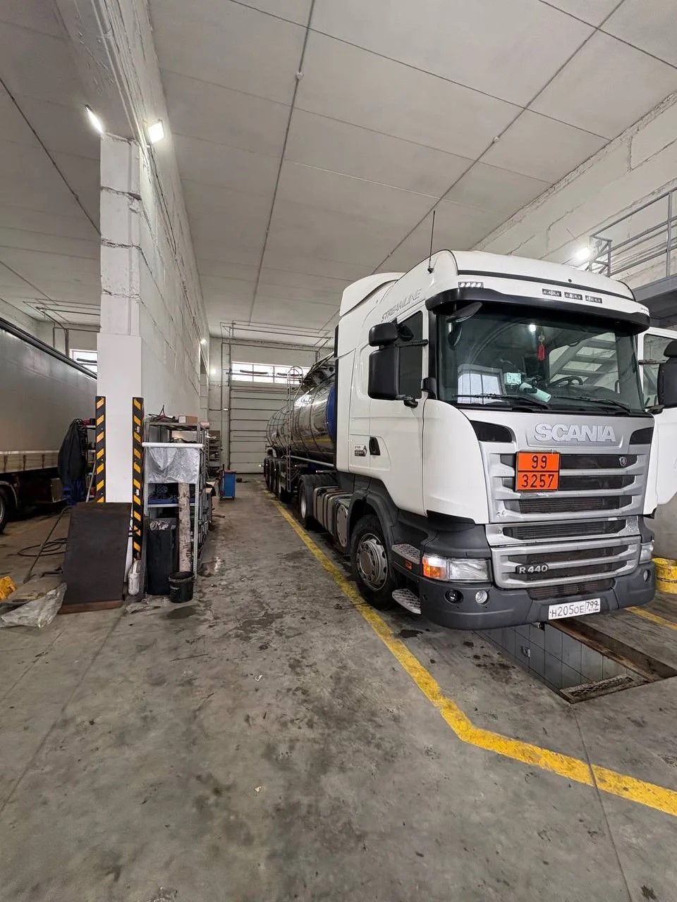 Тягач Scania с цистерной в ремонтном боксе