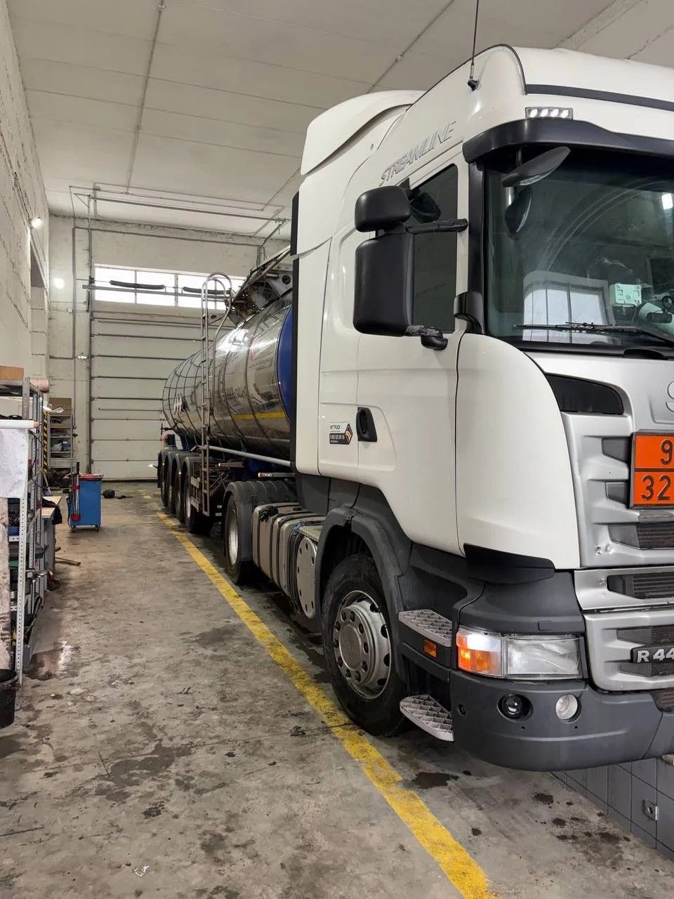 Тягач Scania крупным планом в боксе